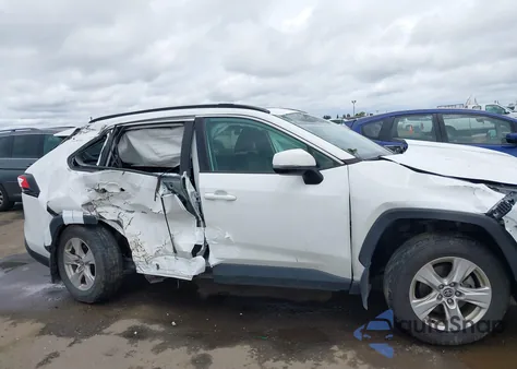 2021 Toyota Rav4 Xle z USA, uszkodzony, nr VIN 2T3P1RFV9MW185380